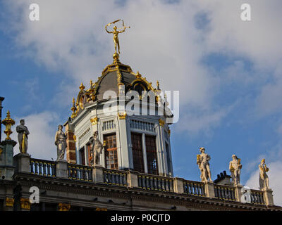 Balcone e piccolo blue tower con oro e di statue in pietra sulla cima di una storica casa della corporazione sulla Grand Place square, Belgio Foto Stock