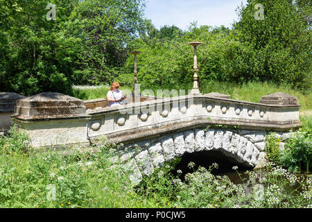 Il ponte di pietra a Frogmore House e giardini, Home Park, Windsor, Berkshire, Inghilterra, Regno Unito Foto Stock