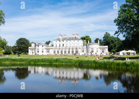 Frogmore House e giardini attraverso Frogmore Lago, Home Park, Windsor, Berkshire, Inghilterra, Regno Unito Foto Stock