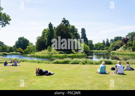 Il lago di Frogmore, Frogmore House e giardini, Home Park, Windsor, Berkshire, Inghilterra, Regno Unito Foto Stock