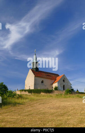 Chiesa in Chvojinek vicino a Benesov, tipica campagna ceca Foto Stock