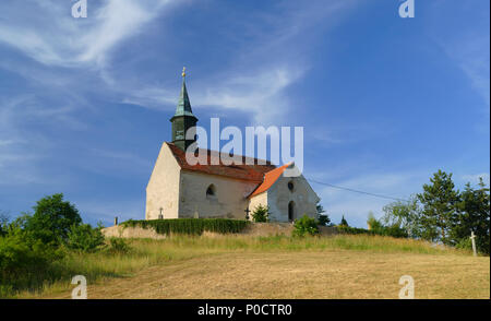 Chiesa in Chvojinek vicino a Benesov, tipica campagna ceca Foto Stock