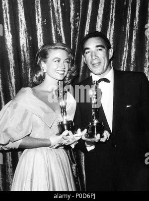 Descrizione: 29 Academy Awards (1957). Dorothy Malone, miglior attrice in un ruolo di supporto per 'scritto sul vento". Anthont Quinn, migliore attore in un ruolo suppoerting per 'Lussuria di vita". Anno: 1957. Stelle: Dorothy Malone; Anthony Quinn. Foto Stock