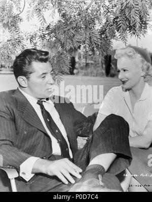 Pellicola originale titolo: non come un estraneo. Titolo inglese: non come un estraneo. Regista: Stanley Kramer. Anno: 1955. Stelle: Olivia de Havilland; Robert Mitchum. Credito: United Artists / Album Foto Stock