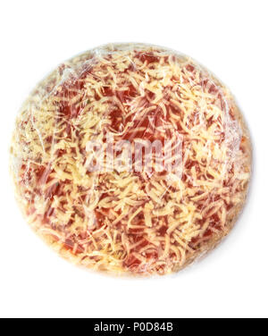 Pizza congelata in plastica avvolgere su sfondo bianco Foto Stock
