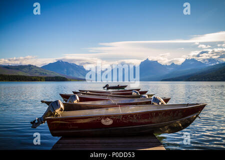 Barche in appoggio su un dock presso il lago di McDonald nel Parco Nazionale di Glacier nel Montana Foto Stock