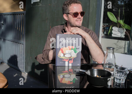 Le scommesse dei librai: Incontro con Thomas Baas per una dedizione del suo libro sul formaggio (edizioni Milano Et Demi) al Maruani Bookstore - Parigi Foto Stock