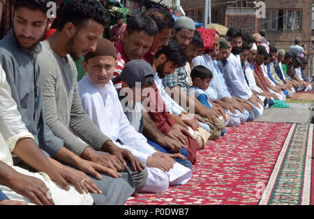 Srinagar, India. Il giorno 08 Giugno, 2018. Musulmani del Kashmir offre venerdì scorso le preghiere del Ramadan al di fuori Jamia Masjid a Srinagar, Indiano Kashmir amministrato, in data 8 giugno 2018. Credito: Muzamil Mattoo/Pacific Press/Alamy Live News Foto Stock