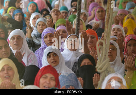 Srinagar, India. Il giorno 08 Giugno, 2018. Musulmani del Kashmir offre venerdì scorso le preghiere del Ramadan al di fuori Jamia Masjid a Srinagar, Indiano Kashmir amministrato, in data 8 giugno 2018. Credito: Muzamil Mattoo/Pacific Press/Alamy Live News Foto Stock