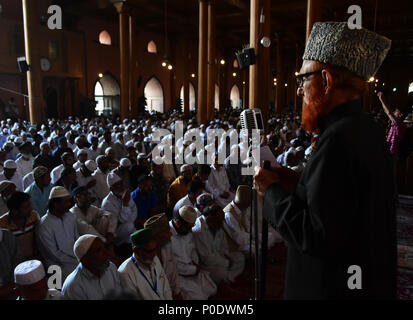 Srinagar, India. Il giorno 08 Giugno, 2018. Musulmani del Kashmir offre venerdì scorso le preghiere del Ramadan al di fuori Jamia Masjid a Srinagar, Indiano Kashmir amministrato, in data 8 giugno 2018. Credito: Muzamil Mattoo/Pacific Press/Alamy Live News Foto Stock