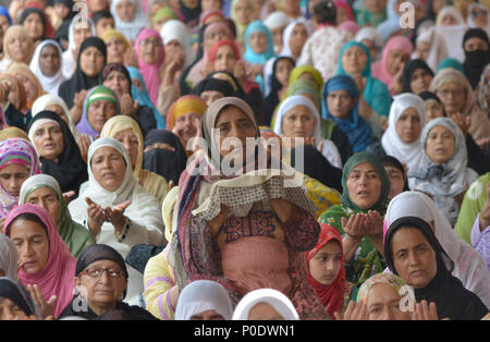 Srinagar, India. Il giorno 08 Giugno, 2018. Musulmani del Kashmir offre venerdì scorso le preghiere del Ramadan al di fuori Jamia Masjid a Srinagar, Indiano Kashmir amministrato, in data 8 giugno 2018. Credito: Muzamil Mattoo/Pacific Press/Alamy Live News Foto Stock