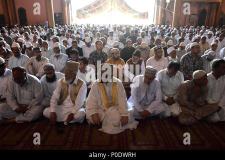 Srinagar, India. Il giorno 08 Giugno, 2018. Musulmani del Kashmir offre venerdì scorso le preghiere del Ramadan al di fuori Jamia Masjid a Srinagar, Indiano Kashmir amministrato, in data 8 giugno 2018. Credito: Muzamil Mattoo/Pacific Press/Alamy Live News Foto Stock