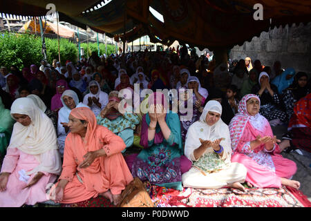 Srinagar, India. Il giorno 08 Giugno, 2018. Musulmani del Kashmir offre venerdì scorso le preghiere del Ramadan al di fuori Jamia Masjid a Srinagar, Indiano Kashmir amministrato, in data 8 giugno 2018. Credito: Muzamil Mattoo/Pacific Press/Alamy Live News Foto Stock