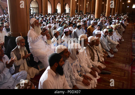 Srinagar, India. Il giorno 08 Giugno, 2018. Musulmani del Kashmir offre venerdì scorso le preghiere del Ramadan al di fuori Jamia Masjid a Srinagar, Indiano Kashmir amministrato, in data 8 giugno 2018. Credito: Muzamil Mattoo/Pacific Press/Alamy Live News Foto Stock