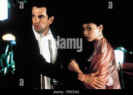 Pellicola originale Titolo: Un marito ideale. Titolo italiano: Un marito ideale. Regista: OLIVER PARKER. Anno: 1999. Stelle: Rupert Everett; MINNIE DRIVER. Copyright: Editoriale all'interno di utilizzare solo. Questa è una distribuita pubblicamente handout. I diritti di accesso soltanto, senza licenza di copyright fornite. Autorizzazione obbligatoria per Visual Icona (www.visual-icon.com) è richiesto per la riproduzione di questa immagine. Credito: MIRAMAX / Album Foto Stock