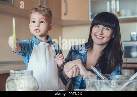 Adorabile figlio puntando su qualcosa in cucina Foto Stock