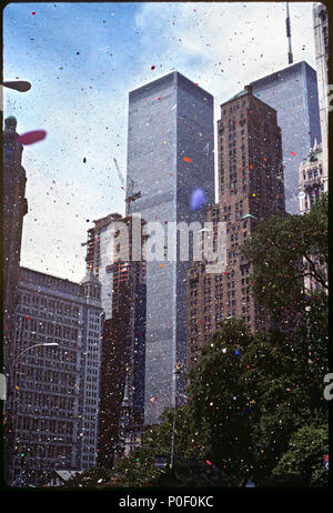 La prima guerra in Iraq NYC Ticker tape parade con le torri gemelle in background e coriandoli battenti in tutta l'aria Foto Stock