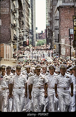 La prima guerra in Iraq NYC Ticker tape parade con i marinai marciando verso il basso nell'area di Wall Street Foto Stock