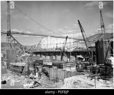 Vista dal lato ovest del blocco 40 che mostra le operazioni di cementificazione, legname presepe di costruzione e di scavo di argilla... - Foto Stock