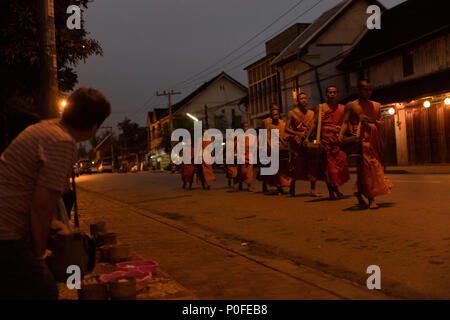 Alimentazione dei monaci. Il rituale è chiamato Tak Bat, Luang Prabang, Laos. Foto Stock