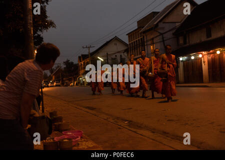 Alimentazione dei monaci. Il rituale è chiamato Tak Bat, Luang Prabang, Laos. Foto Stock