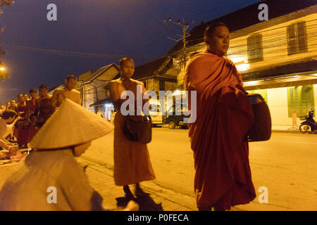 Alimentazione dei monaci. Il rituale è chiamato Tak Bat, Luang Prabang, Laos. Foto Stock