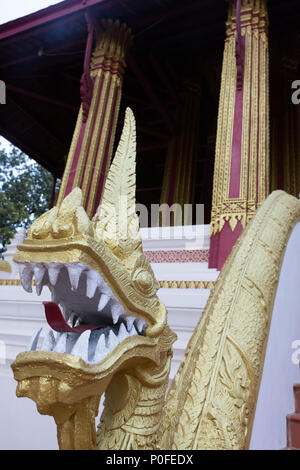 Vientiane, Laos. Il 22 novembre 2016, l'Iva Sisaket, tempio con un sacco di statue di Buddha all'interno Foto Stock