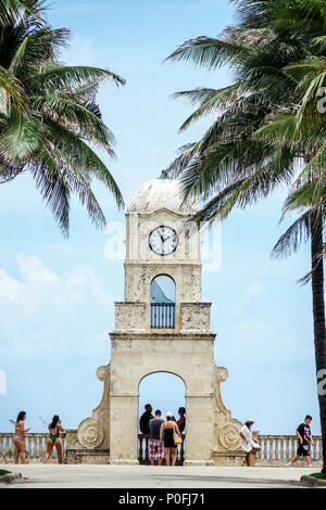 Palm Beach Florida, Oceano Atlantico, Worth Avenue Clock Tower, lato spiaggia, solarium, FL170725024 Foto Stock