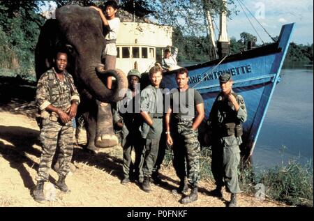 Pellicola originale titolo: OPERAZIONE DUMBO DROP. Titolo inglese: OPERAZIONE DUMBO DROP. Regista: SIMON WINCER. Anno: 1995. Stelle: Danny Glover; Ray Liotta. Credito: WALT DISNEY PRODUCTIONS / Album Foto Stock