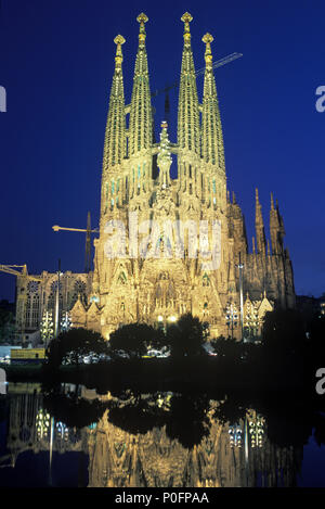 1993 FACCIATA STORICA DELLA SAGRADA FAMILIA BASILICA (©ANTONI GAUDÍ 1883) BARCELLONA CATALOGNA SPAGNA Foto Stock