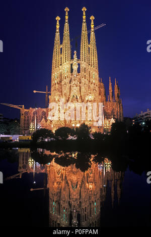 1993 FACCIATA STORICA DELLA SAGRADA FAMILIA BASILICA (©ANTONI GAUDÍ 1883) BARCELLONA CATALOGNA SPAGNA Foto Stock