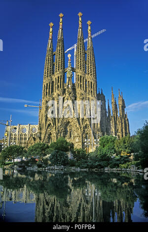 1993 FACCIATA STORICA DELLA SAGRADA FAMILIA BASILICA (©ANTONI GAUDÍ 1883) BARCELLONA CATALOGNA SPAGNA Foto Stock