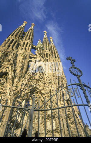 1993 FACCIATA STORICA DELLA SAGRADA FAMILIA BASILICA (©ANTONI GAUDÍ 1883) BARCELLONA CATALOGNA SPAGNA Foto Stock