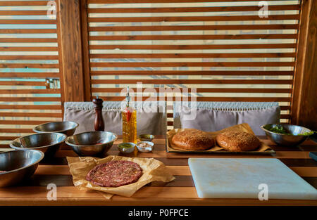 Ingredienti per la cottura di un hamburger sul tavolo Foto Stock