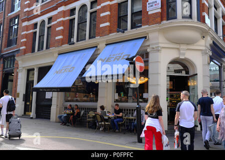 Caffe Nero, Covent Garden, Londra, Inghilterra, Regno Unito Foto Stock