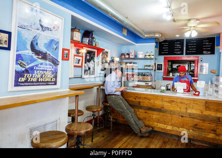 Florida Saint St. Augustine, caffè a tema Cousteau's waffle & Milkshake Bar, ragazze asiatiche, femmina bambini bambini bambini ragazzi, adolescenti Foto Stock