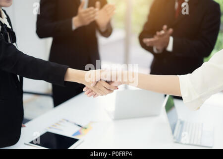 La gente di affari stringono le mani, finitura fino a una riunione per la tenuta di una trattativa con il suo partner business con il collega battete le mani per congrats. Foto Stock