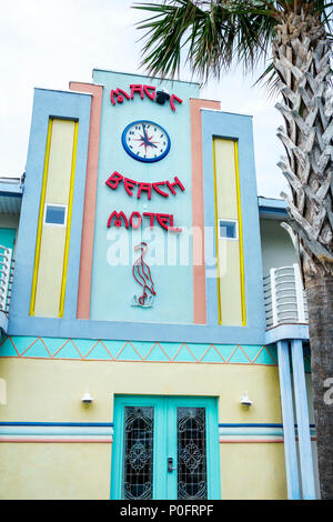 Florida Saint St. Augustine, Vilano Beach, Magic Beach Motel, esterno, stile art deco, fenicottero rosa, orologio, ingresso, colori pastello, FL170730037 Foto Stock