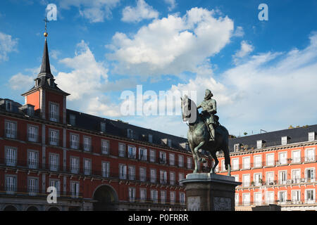 Madrid destinazione di viaggio. Statua di Filippo III su Plaza Mayor. Edificio storico in Plaza Mayor a Madrid, Spagna. Foto Stock