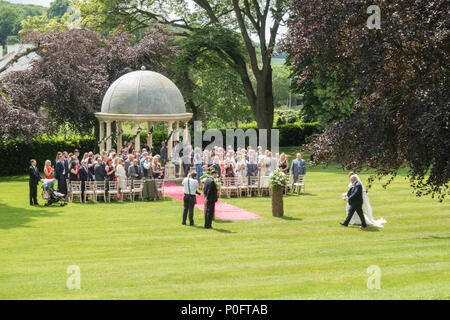 Outdoor cerimonia nuziale a Wentbridge House Hotel, Wentbridge, Pontefract, West Yorkshire, Inghilterra, Regno Unito Foto Stock