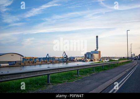 Vista di Shoreham power station dalla strada costiera nel West Sussex, in Inghilterra Foto Stock