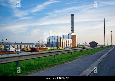 Vista di Shoreham power station dalla strada costiera nel West Sussex, in Inghilterra Foto Stock