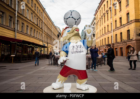 SAINT PETERSBURG, Russia - Giugno 08, 2018: Simbolo della Coppa del mondo su strada di San Pietroburgo Foto Stock