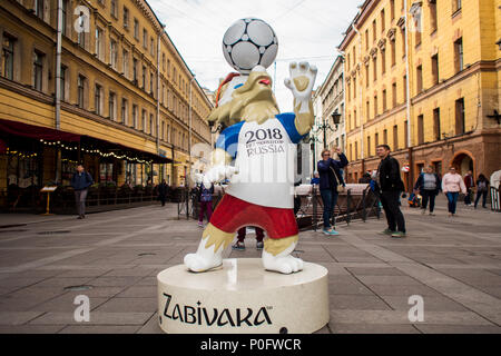 SAINT PETERSBURG, Russia - Giugno 08, 2018: Simbolo della Coppa del mondo su strada di San Pietroburgo Foto Stock