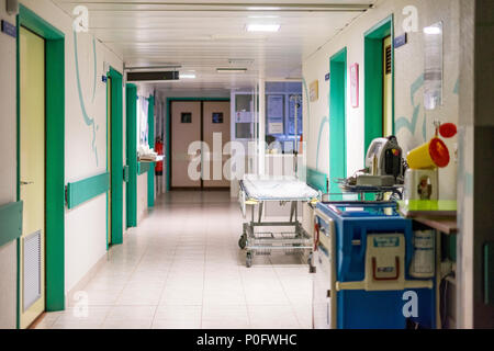 Ospedale corridoio con un letto in attesa per il paziente successivo Foto Stock