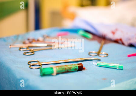 Argento ginecologo strumenti utilizzati durante il parto in ospedale Foto Stock