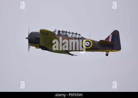 Il Wacky Wabbit un North American Harvard 4 (G-BJST) al Duxford Air Festival il 27 maggio 2018 Foto Stock