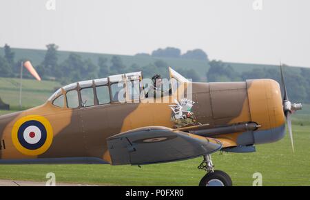 Il Wacky Wabbit un North American Harvard 4 (G-BJST) al Duxford Air Festival il 27 maggio 2018 Foto Stock