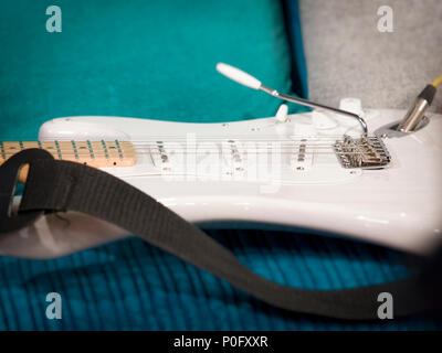 Close up della chitarra elettrica le stringhe e i pickup Foto Stock