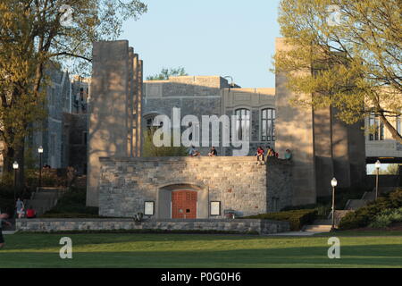 War Memorial Chapel sul campus della Virginia Tech. Vista è Drillfield come il sole tramonta. Foto Stock